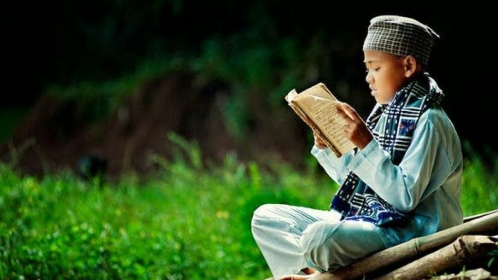 Membaca Ayat Suci Al Quran